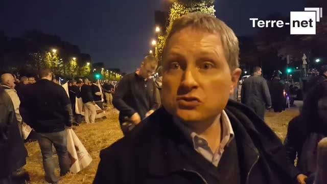 Sur les Champs-Elysées, la manif’ surprise pour dénoncer la politique de Macron